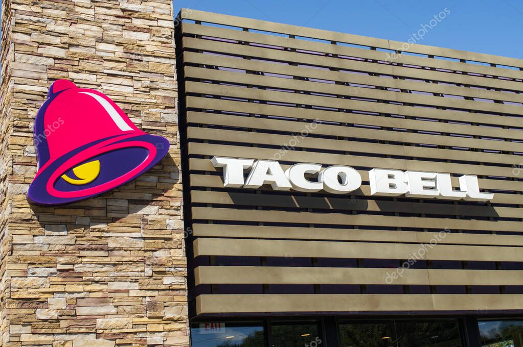 Exterior store front logo of Taco Bell American fast food chain restaurant, OCALA, FLORIDA USA, OCTOBER 14, 2023 Mexican inspired food of tacos, burritos, quesadillas and nachos based in California