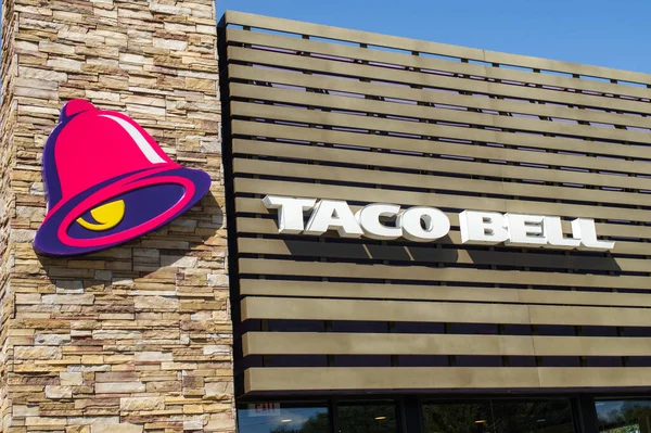 Taco Bell Amerikan fast food restoranının ön logosu, OCALA, FLORIDA USA, 14 Ekim 2023 Meksika esinlenmiş taco, burrito, quesadilla ve nachos