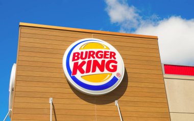 OCALA, FLORIDA ABD - 14 Ekim 2023 Burger King logosu beyaz bulutlu mavi gökyüzü arkaplanı. Dünyanın en ünlü ikinci fast food zinciri. Yuvarlak tasarımda turuncu, kırmızı, mavi ve beyaz renkler