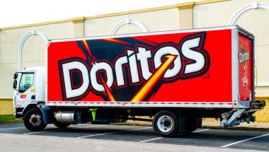 OCALA, FLORIDA ABD - 22 Ekim 2023 Doritos dağıtım kamyonu dışarıda park halinde. Frito Lay, Fritos, Cheetos, Doritos, Tostitos, Lays ve Ruffles üreten ve satan bir Amerikan şirketidir.