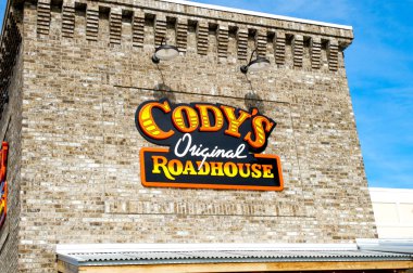 Cody 'nin orijinal lokantası. Eğlenceli, sıradan, aile dostu bir Roadhouse, El Kesimi Biftekler ve Tırmık Günü OKALA, FLORIDA ABD - 22 Ekim 2023