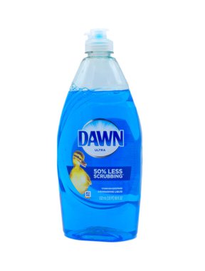Öcala, Florida USA - 102 2023 Dawn deterjan mavi deterjan önünde sevimli sarı ördek yavrusu ile çevre için güvenli ve dost canlısı olduğunu göstermek için. Beyaz arkaplanda izole