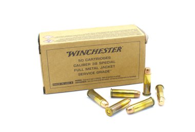Öcala, FL 23 Kasım 2023 Winchester markası 50 kalibrelik metal fişek tam metal ceket 38 özel hizmet sınıfı mermi Amerikan kahverengi kutu ambalajında beyaz arka planda izole edilmiş.
