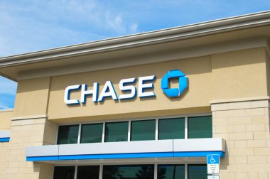 14 Ekim 2023, Ocala, Florida yerel şubesi Chase Manhattan Bankası ön tabela mavi ve beyaz arka plan ile. Mavi sekizgenin dört parçası ileri hareketi temsil ediyor.