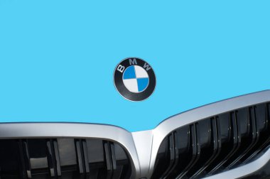 OCALA, FLORIDA - 2 Kasım 2023 BMW amblemi kaputun önünde. Bavyera motor fabrikası Münih, Almanya merkezli çok uluslu lüks otomobil ve motosiklet üreticisi.