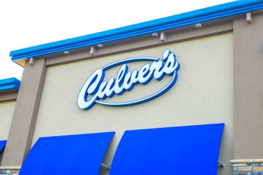 Öcala, FL USA - 22 Kasım 2023 Florida dış merkezli SAUK CITY, WISCONSIN 'de tereyağlı burger ve dondurulmuş kremalı dondurma servisi için Culvers zincir restoranı inşaatına imza atın.