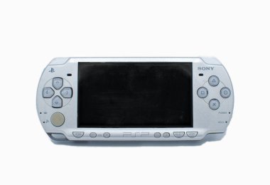 Öcala, Florida ABD 11 Aralık 2023 Ünlü Sony PSP Playstation Playstation Portable UMD evrensel medya disk oyun konsolu gri renk beyaz arka planda izole