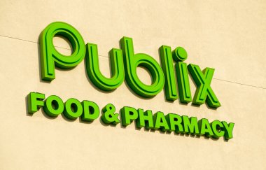 OCALA, FLORIDA ABD - 22 Ekim 2023 Yayınevi market süpermarket gıda ve eczanesi limon yeşili logonun kapanışı. Yüksek kalitede bir süpermarket zinciri olan bir çalışan.