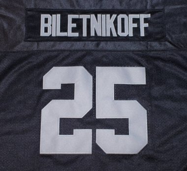 Öcala, Florida ABD 9 Ocak 2023 Fred Biletnikoff 25 numaralı forma. NFL 'deki Oakland Raiders futbol takımının gümüş ve blok renk listesi geniş tutucusu.
