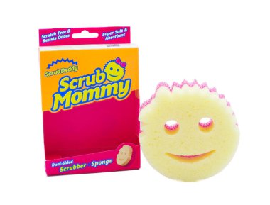 Öcala, Florida 26 Ocak 2024 Güçlü bir yüksek teknoloji polimerinden yapılmış gülen yüzlü anne ve baba süngerleri beyaz arka planda sarı kutuyla izole edilmiş.