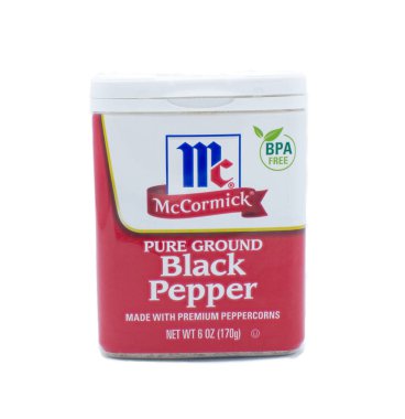 Ocala, Florida 1-28-2024 Ground Black Pepper konteynırı McCormick tarafından 1889 'da Baltimore, Maryland, ABD' de kuruldu. beyaz arkaplanda izole