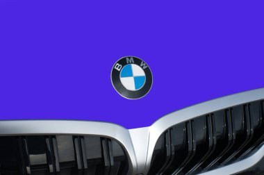 OCALA, FLORIDA - 2 Kasım 2023 BMW amblem koyu mor araba kaputu. Almanya 'nın Münih şehrinde bulunan Bavyera motorlu Alman çok uluslu lüks araç ve motosiklet üreticisi