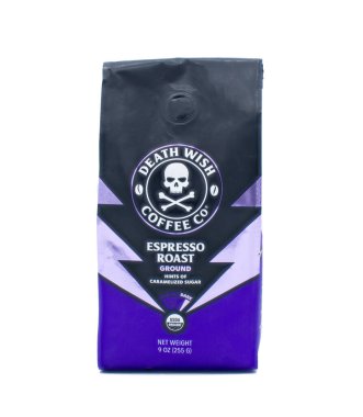 Öcala, Florida Birleşik Devletleri 9 Ocak 2024 tarihli vakumlu dondurulmuş Death Wish espresso espresso manzarası yerel bir marketten. kafatası ve çapraz kemikler beyaz arkaplanda izole edilmiş