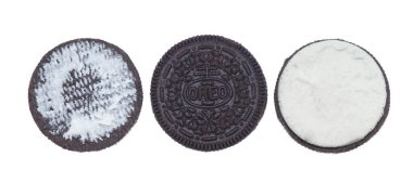Öcala, FL 5 Ocak 2024 Oreo sandviçli kurabiye geleneksel çikolatalı kurabiye ve vanilyalı kremalı çifte malzeme. beyaz arkaplanda izole edilmiş krema ve üst görünüm gösterimi gösterildi ve ayrıldı