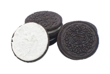 Öcala, FL 5 Ocak 2024 Oreo sandviçli kurabiye geleneksel aromalı çikolata ve vanilyalı krema yığını. beyaz arkaplanda izole edilmiş kremayı göstererek ayrılır