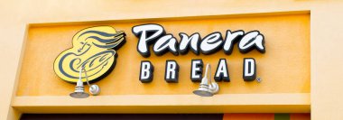 Öcala, Florida 2-10-2024 Panera ekmek restoranının dış cephesi ve markalı ana ekmekleri fırın logosu ve çörek, browni, kurabiye, kruvasan gibi fırınlanmış ürünler için başlangıç noktasını taşıyor.