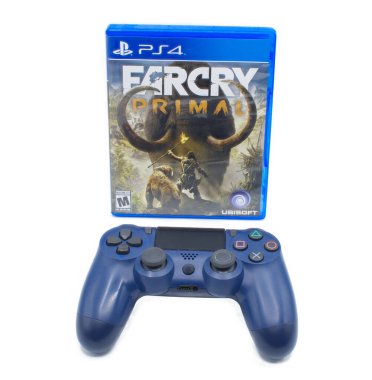 Öcala, FL 2-18-2024 Sony Playstation 4 konsolunda Ubisoft 'tan uzak ağlama ilkel video oyunu Lion ile birlikte, yanan meşale ile insan, ve kapağında yünlü mamut, beyaz arka planda izole edilmiş.
