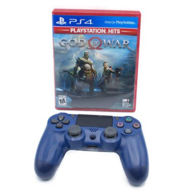 Öcala, FL 2-18-2024 Tanrı of War 1 orijinal, yeni Sony Playstation 4 ve 5 oyunu Dual Sense kontrolörüyle. Kratos ve oğlu Atreus beyaz arka planda izole edilmiş.