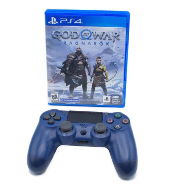 Öcala, FL 2-18-2024 Savaş Tanrısı Ragnarok, Dual Sense kontrolörüyle yeni Sony Playstation 4 ve 5 oyunu. Kratos ve oğlu Atreus beyaz arka planda izole edilmiş.
