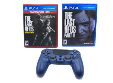 Öcala, FL 2-17-2024 Son Bölüm 1 ve 2 yenilenmiş video oyun kutusu Sony oyun istasyonu 4 uzaktan kumandası beyaz arkaplanda izole