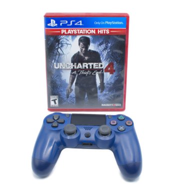 Öcala, FL 2-18-2024 Hırsız 4-4 Sony Playstation 44 PS4 konsolunda yaramaz köpek tarafından oynanan video oyunu. Nathan Drake kapağında bir silahla beyaz arka planda izole edilmiş bir şekilde aşağıya bakıyor.