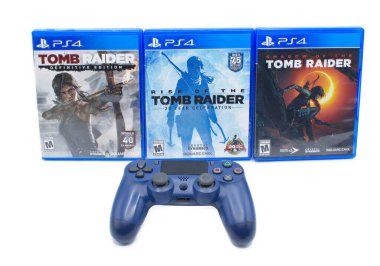 Öcala, FL 2-18-2024 Tomb Raider tanımlayıcı versiyonu, kristal dinamiğiyle üç oyun boyunca mezar yağmacısının yükselişi ve gölgesi. Beyaz arkaplanda Lara Croft izole edilmiş Sony Playstation 4 konsolu