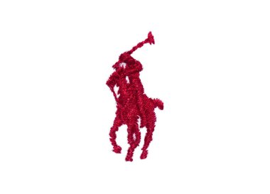 21 Şubat 2024 Polo, Ralph Lauren 'dan jokey simgesi logo şeklinde dikişli kırmızı ata yakın çekim. Beyaz arka planda izole edilmiş lüks giysi markası
