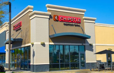 Ocala, Florida 2-26-2024 Chipotle Mexico Grill, Amerikan restoranlar zinciri olup müşterilerin önünde sipariş vermek için yapılan kaseler, tacolar ve misyon burritoları üzerine uzmanlaşmıştır. bina dış tarafı