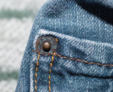 Öcala, FL 3-2-2024 LS ve Co SF Levi Strauss ve standart bir çift Levi Jeans 'in cebindeki perçin patentini almışlar. İyi giyilmiş eski bir kot pantolonda pirinç metal oksitlenme.