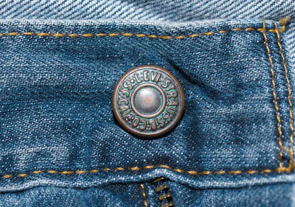 Öcala, FL 3-2-2024 LS ve Co SF CAL Levi Strauss ve standart Levi kot kotlarının patentli düğmesi. İyi giyilmiş eski bir kot pantolonda pirinç metal oksitlenme.