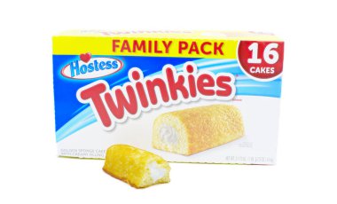 Öcala, FL 3-8-2024 Twinkie 'ler kremalı altın sünger keki. Aile pakedi. Beyaz arka planda Hostes tarafından yapılan 16 sayı.