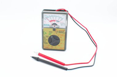 Çoklu Volt AC DC OHM Test Cihazı Voltmetresi Kırmızı pozitif ve siyah negatif tel test kablosu ile beyaz arka planda izole edilmiş
