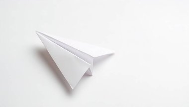 Beyaz kağıt uçak konsepti origami, beyaz arka planda fotokopi alanı ile izole edilmiş, hafta sonu sanat ve zanaat eğlencesi için çocuklar için basit bir başlangıç zanaatı