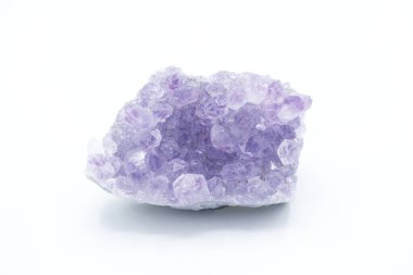 Beyaz arka planda izole edilmiş doğal mor ametist taşı. Kristal Taş makro mineral, mor kaba ametist kuvars kristalleri beyaz arkaplanda
