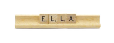 ELLA 'nın yeni doğmuş popüler bebek ismi. Kare ahşap karo harflerden yapılmış. Beyaz arka planda tahıl tutacağında doğal renk ve tahıl var.