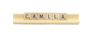 Yeni doğan popüler bebek adı CAMILA. Kare ahşap kaplama İngiliz alfabesi harfleri ile beyaz arka planda izole edilmiş ahşap tutacağa doğal renk ve tahıl.