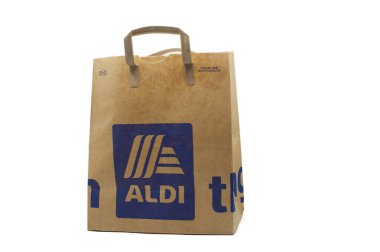 Öcala, FL 4-18-2024 kahverengi kağıt ALDI alışveriş çantası, sapları ve beyaz arka planda izole edilmiş kopyalama alanı. Aldi, 18 ülkede 10.000 'den fazla mağazası olan bir Alman indirimli süpermarket zinciri..