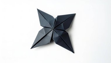 Ninja Shuriken yıldız silahı. Siyah kağıt origami yıldız silahı. Beyaz arka planda izole edilmiş.