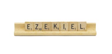Miami, FL 4-18-24 popüler erkek çocuğun ilk adı EZEKIEL kare ahşap karo harflerden yapılmış İngiliz alfabesi harfleri ve ahşap tutacağında beyaz arka planda izole edilmiş tahıl