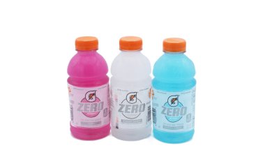 Gatorade sıfır kalori, şekersiz üç tat, dut, vişne, buzullu dondurma. Pembe, beyaz ve açık mavi renkler. Beyaz arka planda izole edilmiş plastik tek kullanımlık şişe.