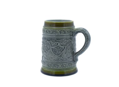 Orijinal King 2 Bira Stein 303 W Heidelberg Almanya Bira Stein kapağı olmadan, görünüm beyaz arka planda izole. Savaşan aslanla yeşil ve siyah renk.