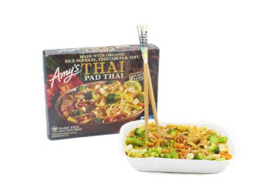 Öcala, FL 4-14-2024 Amys Pad Thai kutu konteynırı ve organik pirinç eriştesi, sebze ve tofu, bitki bazlı süt ve glütensiz yemek çubuklarıyla pişirilmiş yemek. beyaz arkaplanda izole