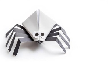 Hayvan konsepti kağıt origamisi, örümcek örümceğinin beyaz arka planında fotokopi alanı ile izole edilmiş, hafta sonu eğlence için çocuklar için basit bir başlangıç aracı.