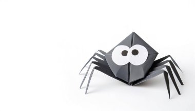 Hayvan konsepti kağıt origamisi, örümcek örümceğinin beyaz arka planında fotokopi alanı ile izole edilmiş, hafta sonu eğlence için çocuklar için basit bir başlangıç aracı.