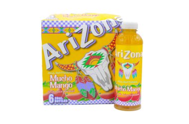 Öcala, FL 5-6-2024 plastik şişe ya da Arizona markası% 100 maço mango meyve suyu kokteyli, içecek. C vitamini takviye edildi. Kutu kabı beyaz arkaplanda izole edildi