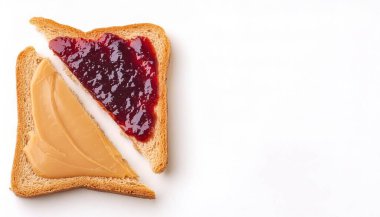 Ekmek üzerine fıstık ezmeli ve reçelli sandviç ya da beyaz arka planda izole edilmiş tost. Kahvaltı ya da öğle yemeği. Vejetaryen yemeği. Amerikan mutfağı üst görünümü çapraz kesilmiş bir dilim pbj ve her birinde reçel