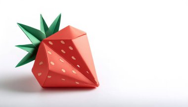 Sağlıklı besleyici meyve konsepti kağıt origami kırmızı çileğin beyaz zemininde izole edilmiş ve fotokopi alanı sağlık ve uygun beslenme konseptini temsil ediyor.