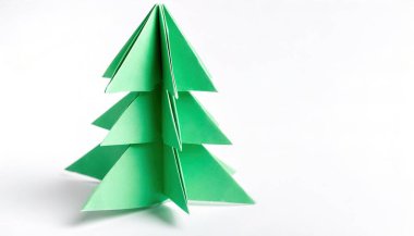 Noel konsepti origami beyaz arka planda izole edilmiş yeşil noel ağacı çeşitli boyut ve renklerde ve Aralık ayındaki kış tatili tasarımınız için fotokopi alanı ile birlikte.