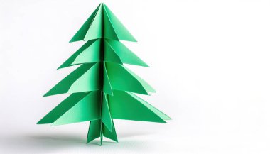 Noel konsepti origami beyaz arka planda izole edilmiş yeşil noel ağacı çeşitli boyut ve renklerde ve Aralık ayındaki kış tatili tasarımınız için fotokopi alanı ile birlikte.