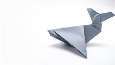 Hayvan konsepti origamisi beyaz arka planda şirin, şirin, gri, deniz balinasının fotokopi alanı tarafı ile izole edilmiş, çocuklar için basit bir başlangıç aracı.